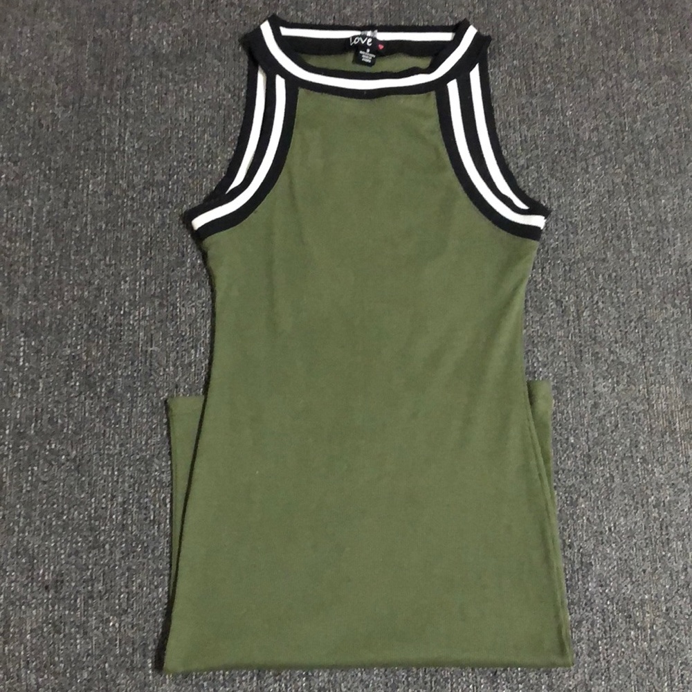 It’s a forest green dress. It’s a little above the knees.